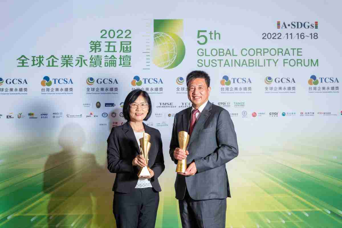 赏金国际作为净零碳排先锋，，期引领价值链伙伴同行共好，，，卫冕制造业组“十大典范企业” 二连冠殊荣(左：赏金国际光电永续长古秀华，，，，右：赏金国际光电董事长暨执行长彭双浪)