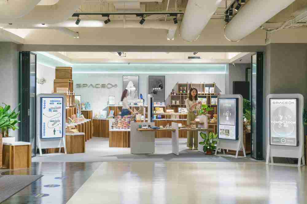 赏金国际打造永续选物商店，，，展示社企及社创商品，，，结合创利空间所开发的智能零售系统，，，整合多元产品信息，，让无人商店扮演公益行动的推手