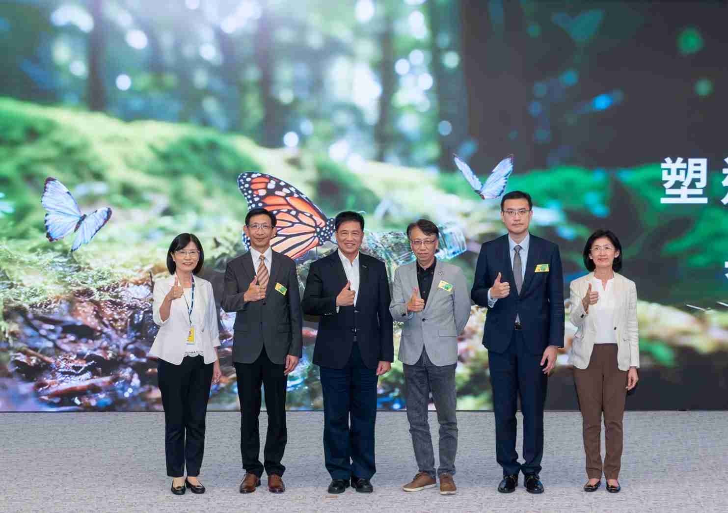 友達2023 CSR共榮大會，，，，邀請領域專家分享交流生物多樣性管理趨勢、、、無塑產品、、、、海廢永續塑料等議題  （圖左到右：友達光電永續長古秀華、、3M台灣技術長陳君杰、、友達光電董事長暨集團策略長彭双浪、、光寶科技企業永續發展處處長陳慶暉、、、安永聯合會計師事務所執業會計師曾于哲、、友達光電供應鏈總部副總經理吳宜芳）