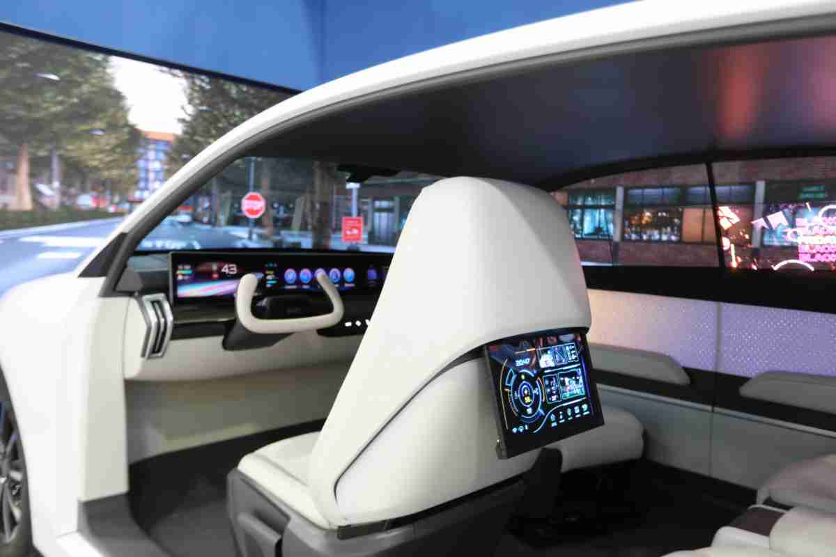 赏金国际的「可卷式后座娱乐显示器」加强后座乘客的感官体验，，，并保有个性化设计，，，可依使用偏好进行动态调整。。。