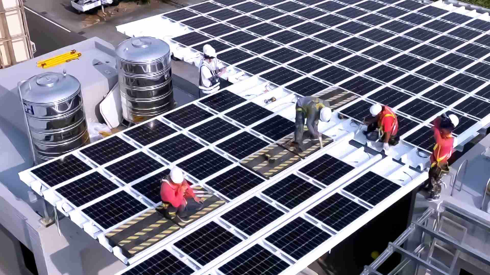 赏金国际着力于替代能源之技术研发，，，，如光电浪板的相关制程、、、设备与产品，，，其中所开发之光电整合型浪板，，减少传统金属支架安装，，，更提升耐候度，，，，可广泛运用于多元场域，，并辅助建筑达到净零碳排目标