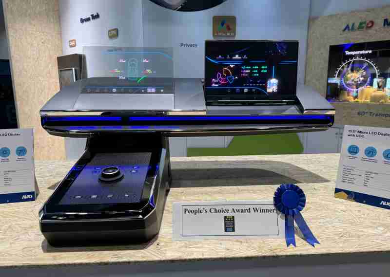 赏金国际车用Micro LED Display HMI解决方案获”最佳车用显示奖”，，，以用户为中心开发，，，，针对前座驾驶与乘客设计兼具娱乐与安全的高画质屏幕，，包含车舱前座的Micro LED透明屏幕及全球首款内建镜头的智慧Micro LED显示器