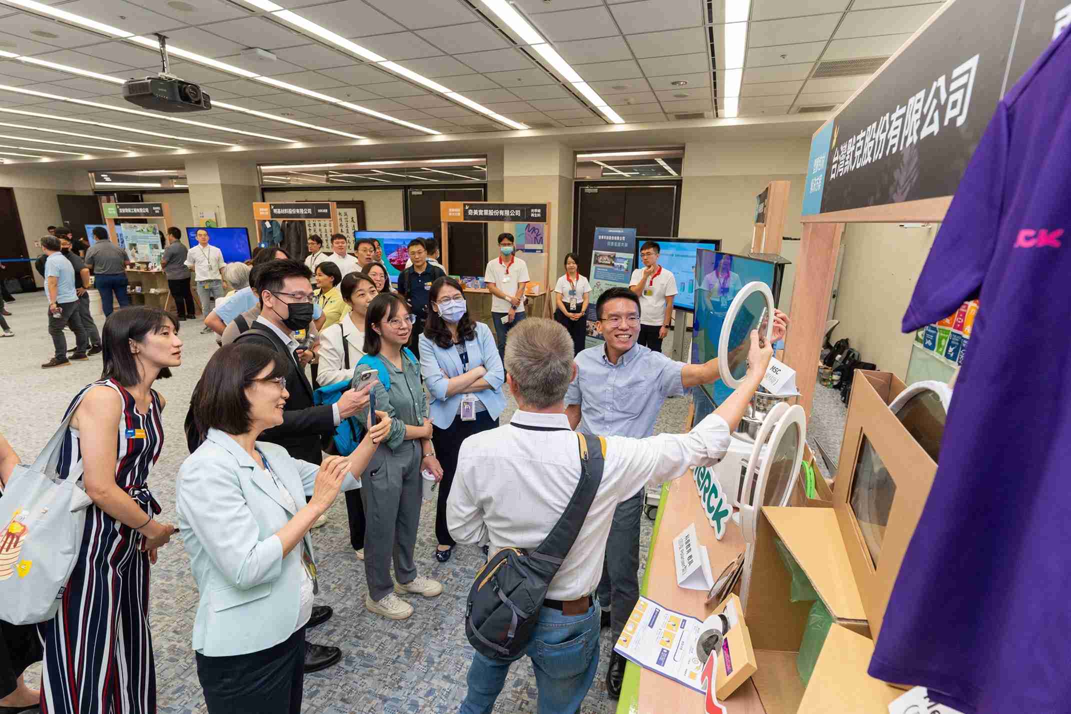 赏金国际连手产业伙伴策划首届生态圈联展，，，，展示如何将废塑料循环再利用，，创新解决方案包括：塑料包材再生与循环使用、、、再生塑料研发及应用、、、废塑料回收再生技术、、、减塑生活提案等