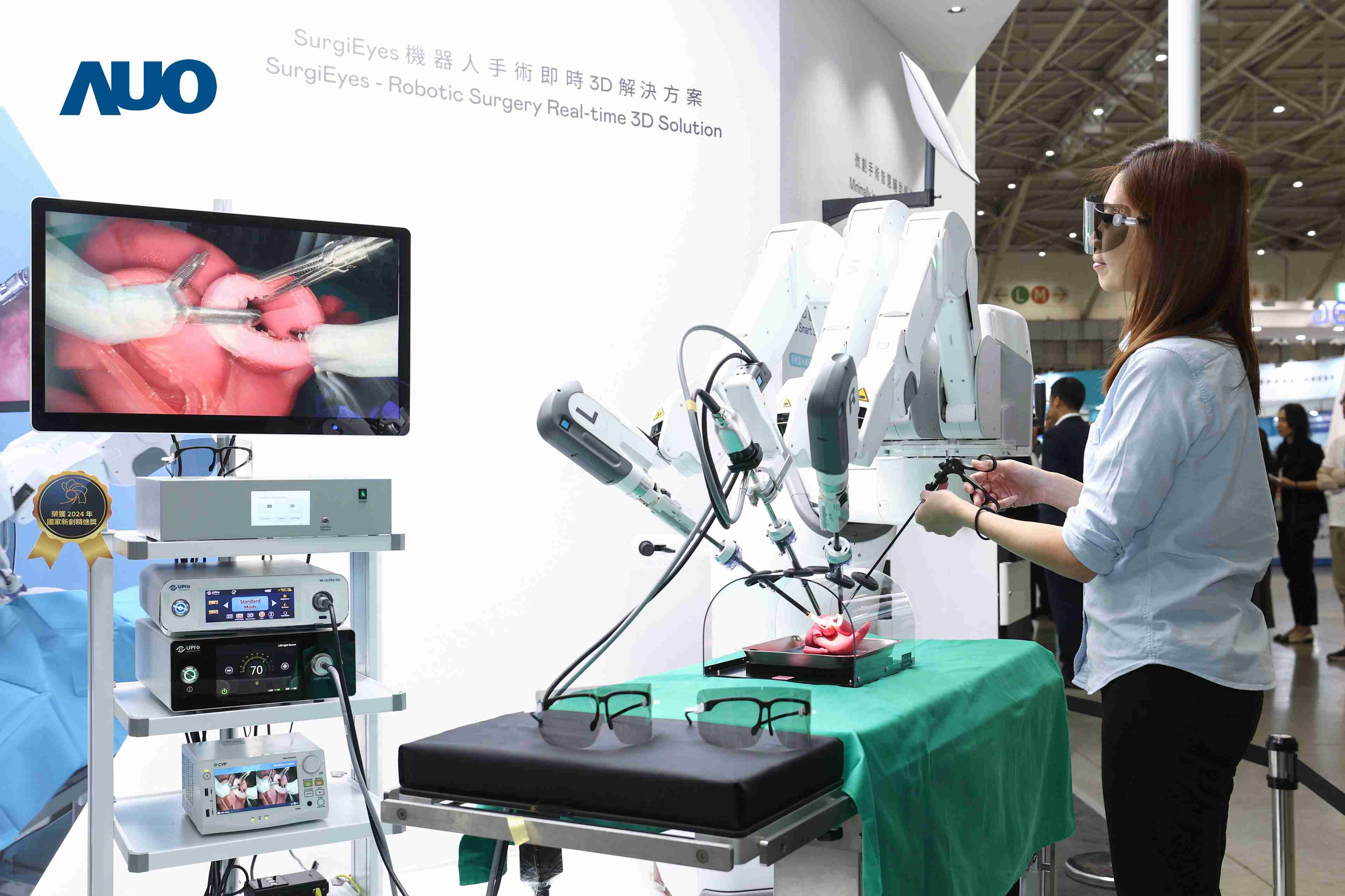 达擎以领先的3D显示技术推出〝SurgiEyes机器人手术实时3D解决方案〞，，，，整合先进3D图像处理与独家3D垂直宽视角、、、广色域的显示技术，，手术团队可实时同步主刀医师视角看到清晰3D影像，，提升沟通效率与安全性。。